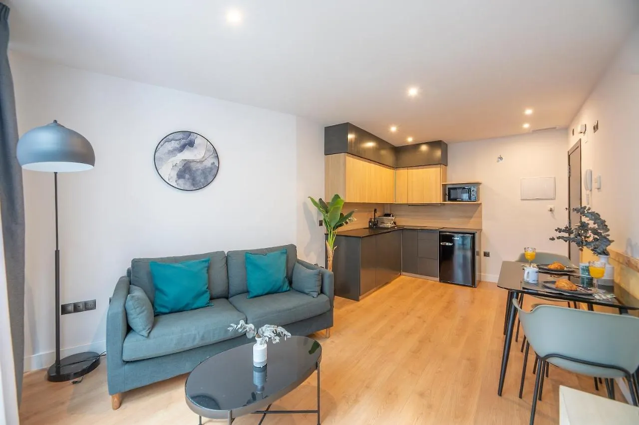 New Apartment -Shared Pool & Solarium- 1B location